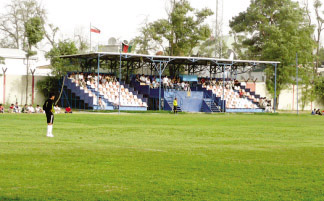 Partida entre Ordu Kabul e Kabul Bank, no torneio de pré-temporada de 2008, no gramado da sede da Força Internacional ISAF, para um público de 200 espectadores.