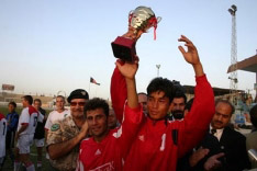 Jogo entre a Seleção Afegã e o time da  ISAF no estádio Ghazi Kabul. A equipe afegã ganhou por um gol a zero. A ISAF (International Security Assistance Force ) vem operando no Afeganistão desde 2002 e tem atualmente 11 mil soldados em Kabul, no norte e oeste do Afeganistão.