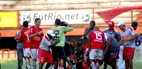 Os jogadores comemoram o golaço de Jô